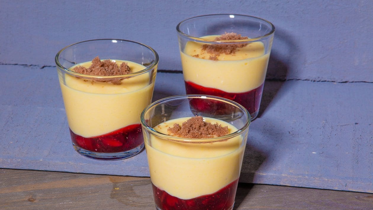 Vanille Creme mit Kirschen und Biskuitbrösel-Dessert. Vanille Creme mit Kirschen und Biskuitbrösel-Dessert.