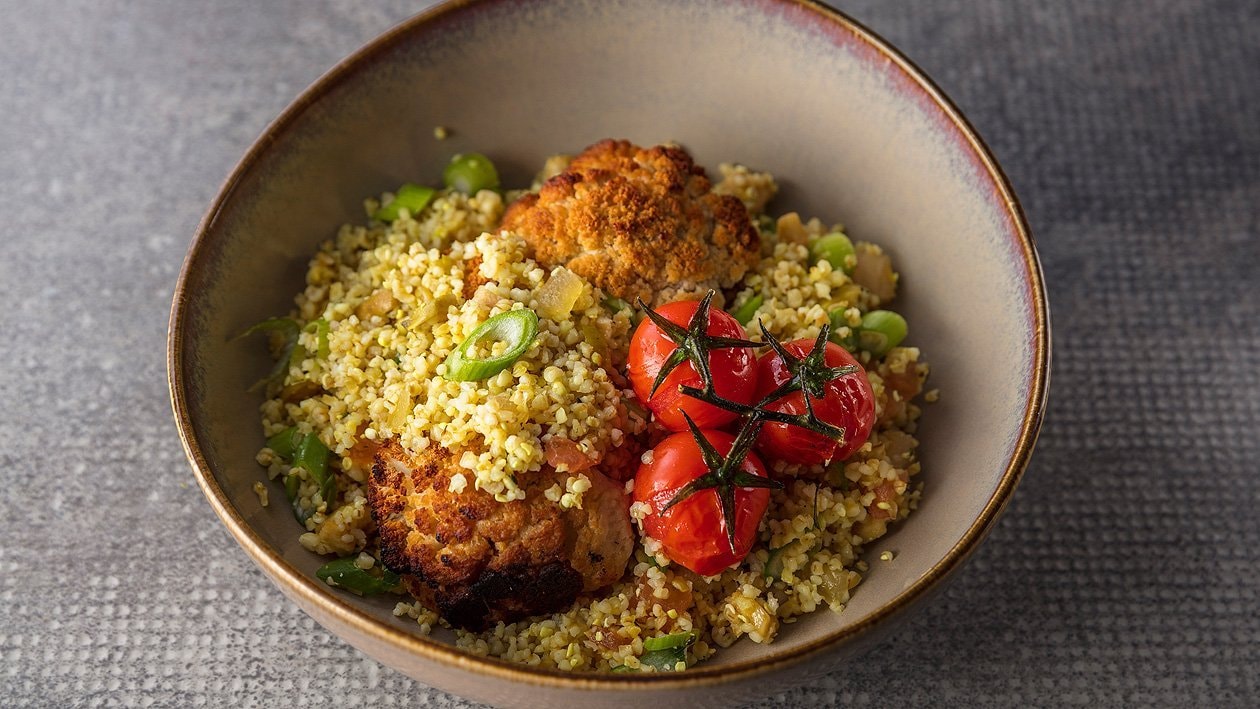 Bulgursalat mit gebackenem Blumenkohl und Tomaten –  