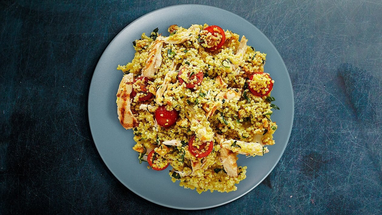 Bulgursalat mit Hähnchenstreifen, Kirschtomaten und Frühlingszwiebeln –  