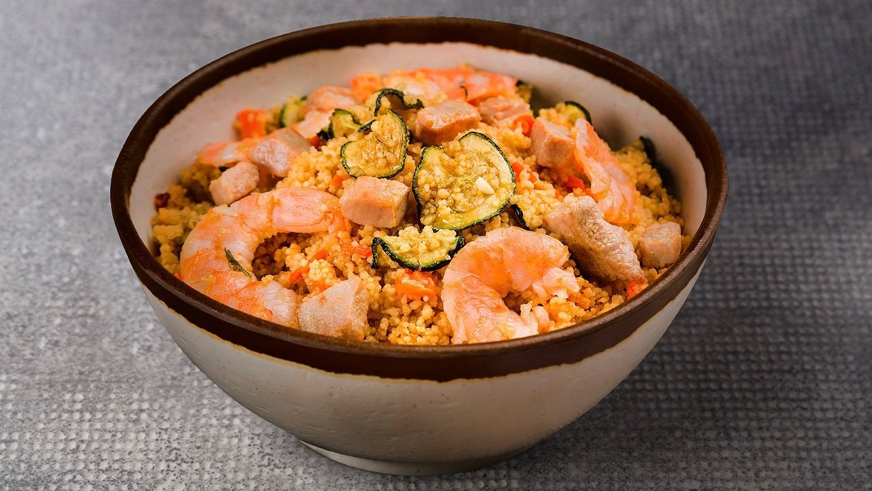 Cous Cous Salat mit Karotten, Zucchini, Lachs und Garnelen –  