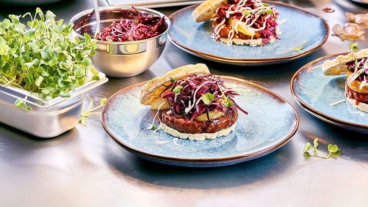 BBQ NoBeef Burger mit Balsamico Rotkraut, Birne und Maiswaffel – BBQ NoBeef Burger mit Balsamico Rotkraut, Birne und Maiswaffel –