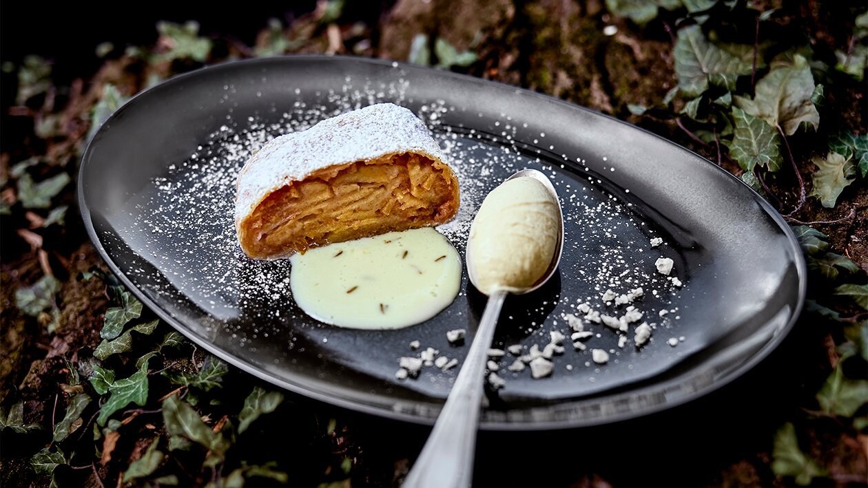 Apfelstrudel mit Bratapfel-Halbgefrorenem und Lavendelsauce Apfelstrudel mit Bratapfel-Halbgefrorenem und Lavendelsauce