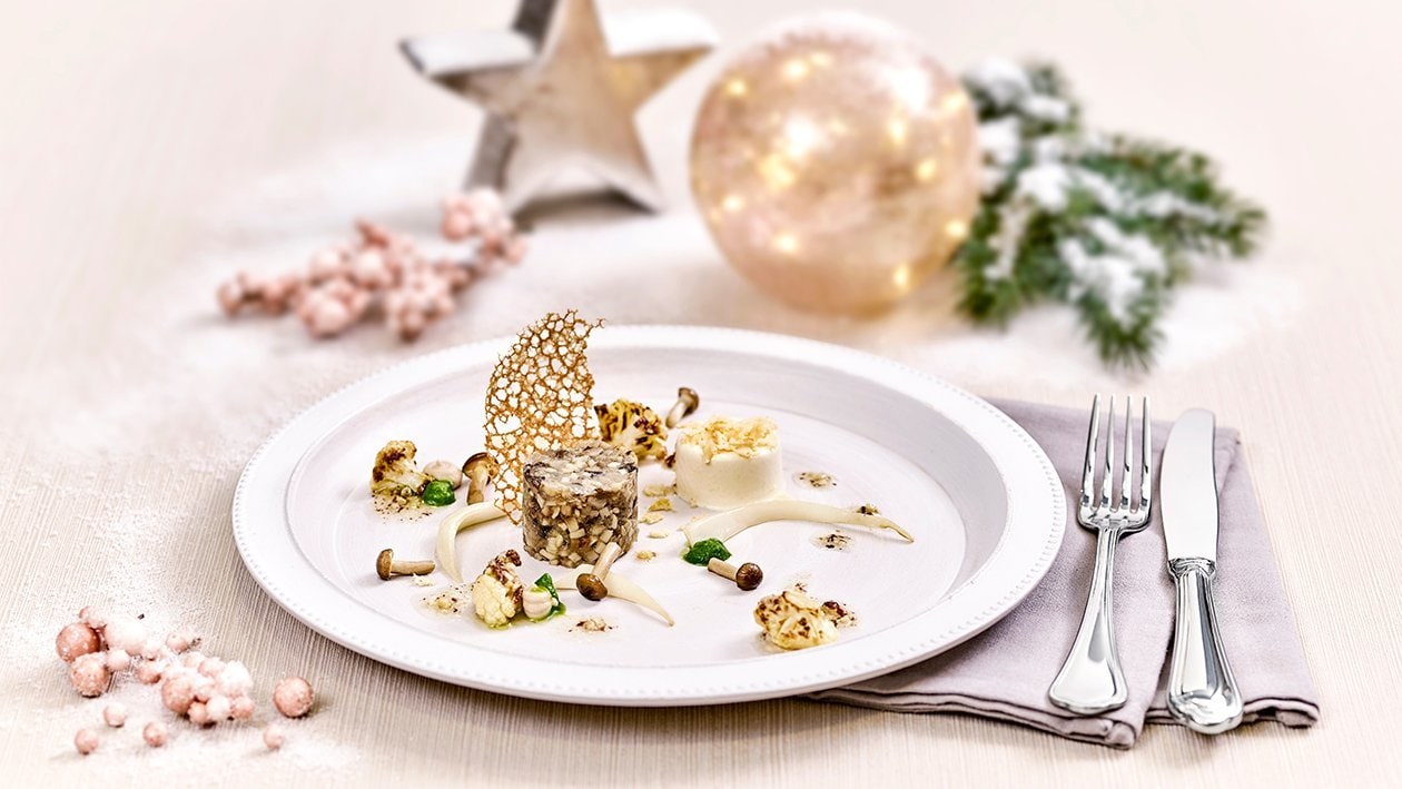 Tartar von heimischen Pilzen mit geröstetem Blumenkohlsalat, Parmesan Panna Cotta und einer Kaffee-Haselnuss-Emulsion