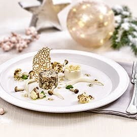 Tartar von heimischen Pilzen mit geröstetem Blumenkohlsalat, Parmesan Panna Cotta und einer Kaffee-Haselnuss-Emulsion Tartar von heimischen Pilzen mit geröstetem Blumenkohlsalat, Parmesan Panna Cotta und einer Kaffee-Haselnuss-Emulsion