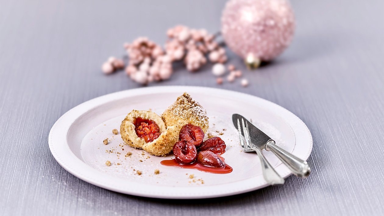 Zwetschgenknödel in Haselnusskrokant-Brösel