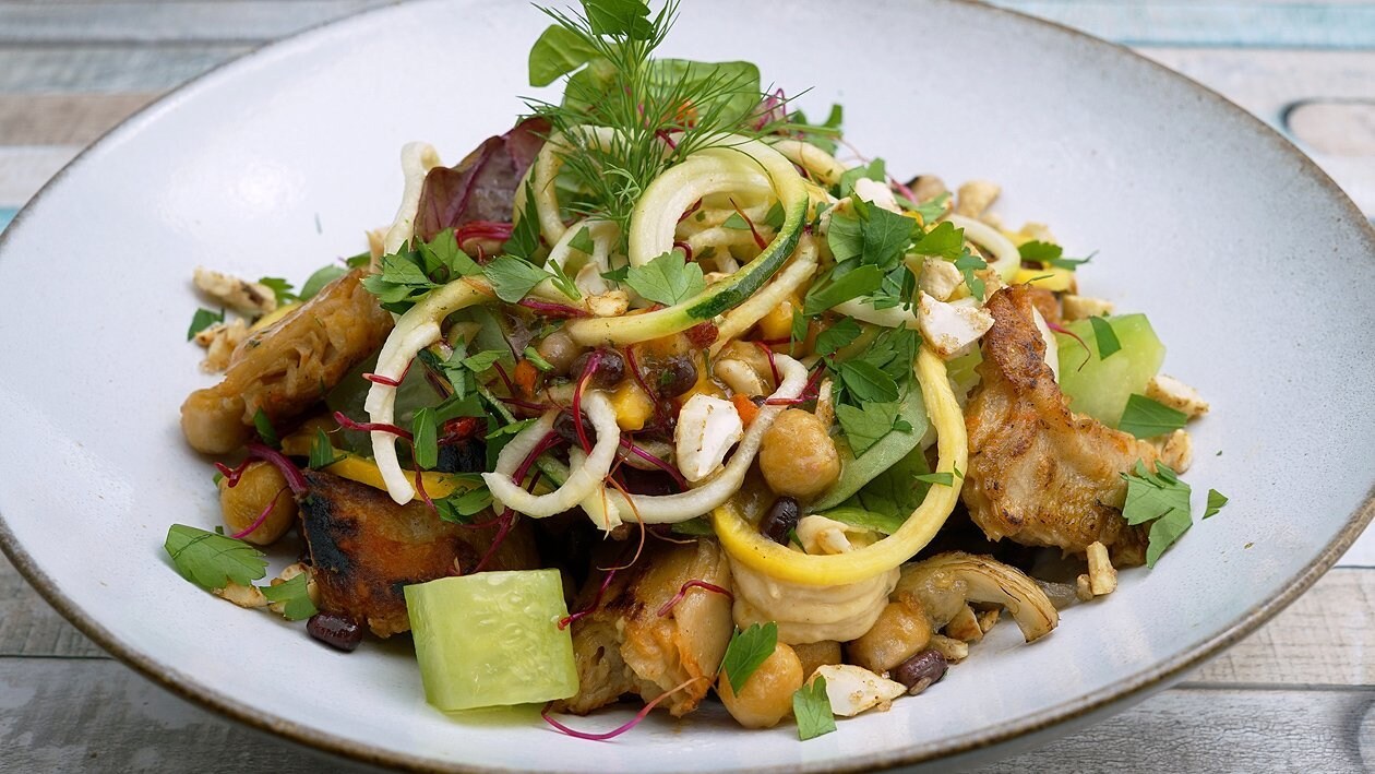 Gebratene No Chicken Chunks mit buntem Gemüsesalat – Gebratene No Chicken Chunks mit buntem Gemüsesalat –