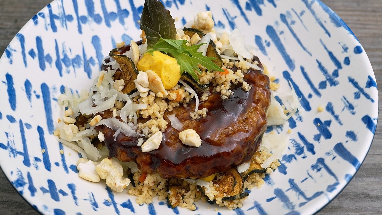 Inside Out Burger CousCous Salat mit BBQ marinierten NoBeef Burger und Senfcreme – Inside Out Burger CousCous Salat mit BBQ marinierten NoBeef Burger und Senfcreme –