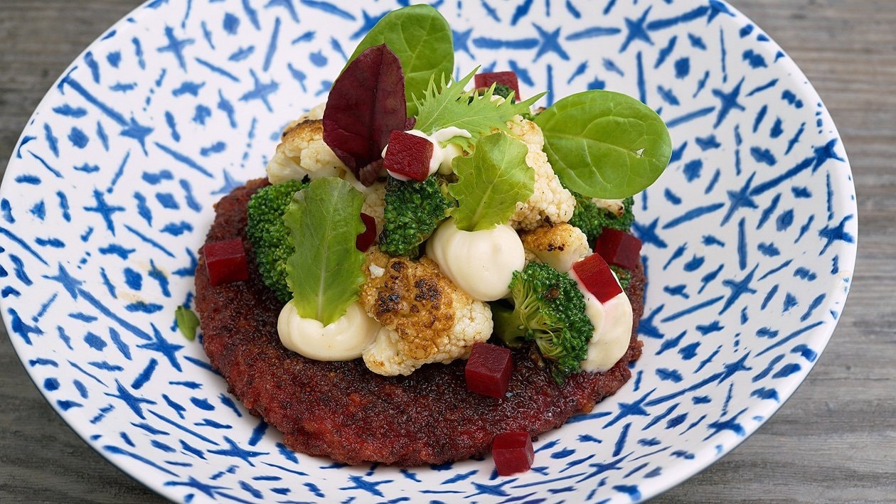 Lauwarmer Blütenkohl-Brokkoli-Salat mit rote Beete Laibchen und Kichererbsencreme