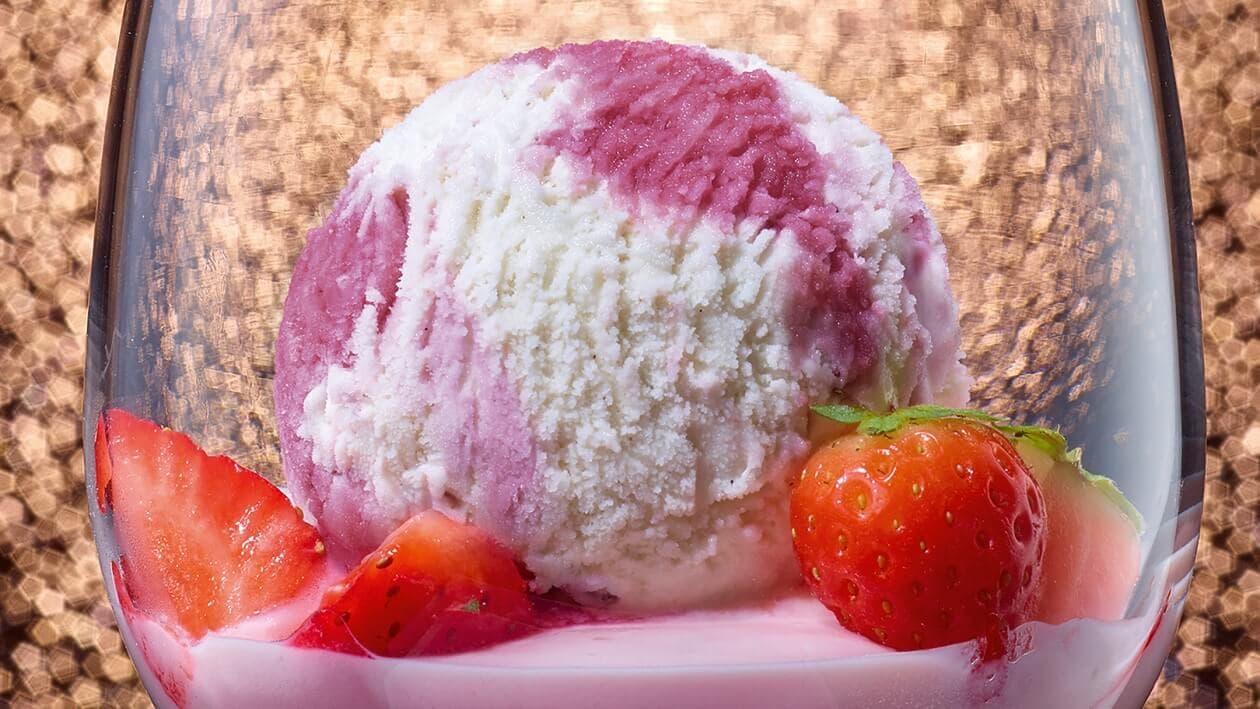 Eine Erdbeer-Joghurtcreme mit luftiger Blaubeer-Sahne: