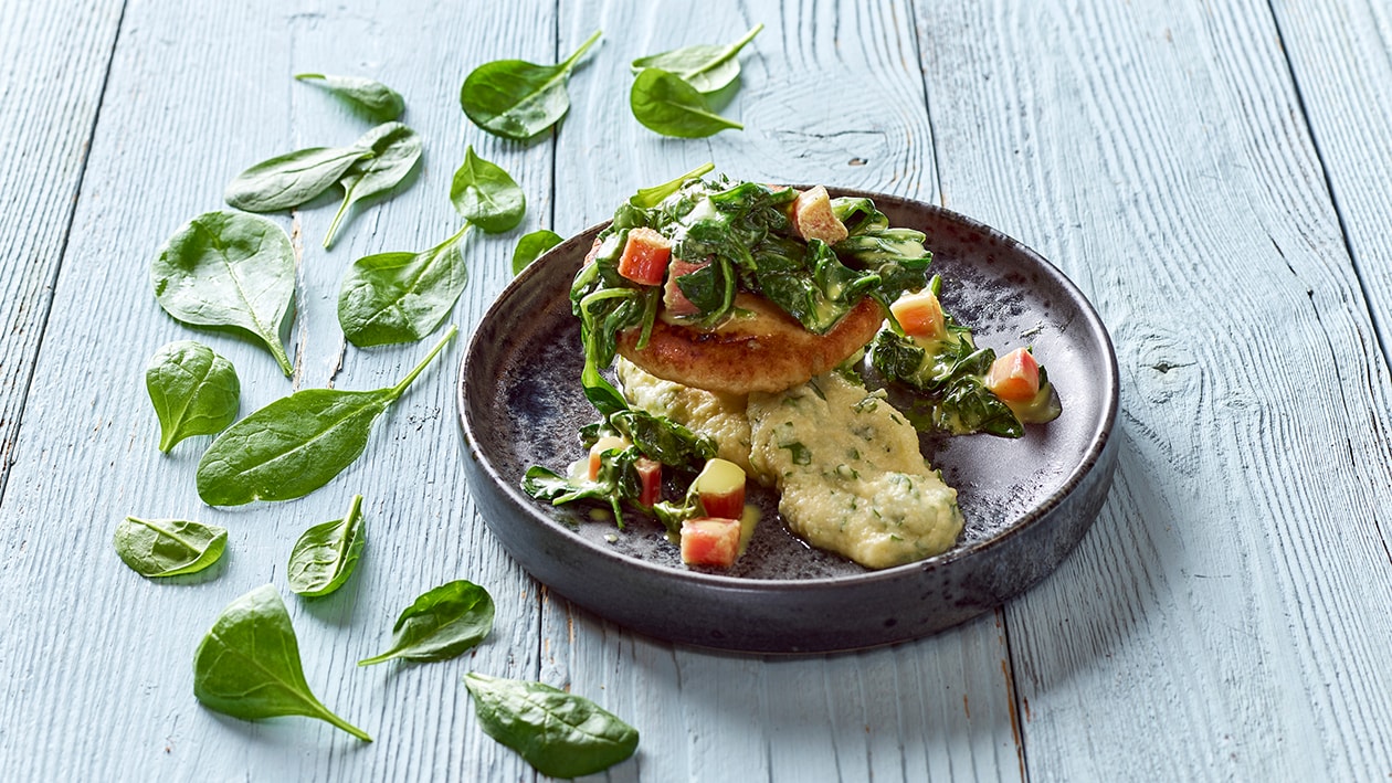 NoChicken Bratling mit gestovten Spinat und Rhabarber und Rucola-Polenta – NoChicken Bratling mit gestovten Spinat und Rhabarber und Rucola-Polenta –