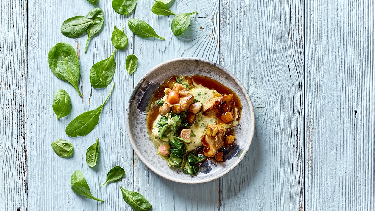 Gebratene Kaninchenkeule, Rhabarberjus, gestovter Blattspinat mit cremiger Rucola-Polenta – Gebratene Kaninchenkeule, Rhabarberjus, gestovter Blattspinat mit cremiger Rucola-Polenta –