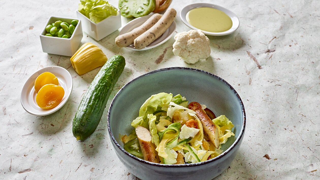 Blumenkohlsalat Jackfruit mit Gartengurke, Sojabohnen, Mirabellen, Kopfsalat und veganen Mini Würstchen –  