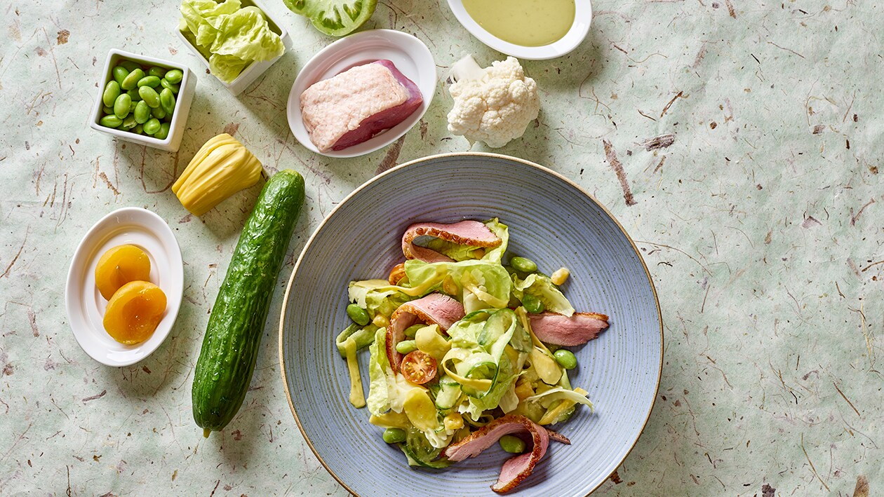 Blumenkohl Jackfruit Gartengurke, Sojabohnen, Mirabellen, Kopfsalat und Entenbrustscheiben. – Blumenkohl Jackfruit Gartengurke, Sojabohnen, Mirabellen, Kopfsalat und Entenbrustscheiben. –