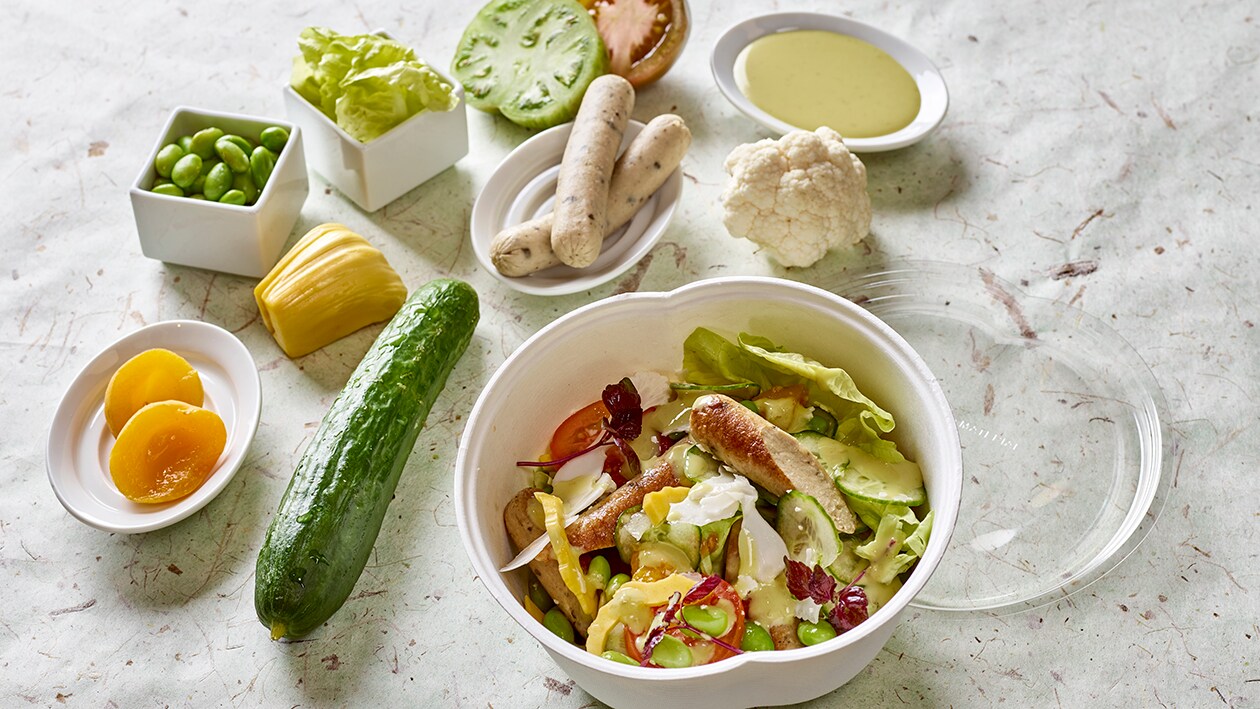 Rohkost Bowl mit Blumenkohl, Jackfruit, Salatgurke, Sojabohnen, Mirabelle und Blattsalat – Rohkost Bowl mit Blumenkohl, Jackfruit, Salatgurke, Sojabohnen, Mirabelle und Blattsalat –