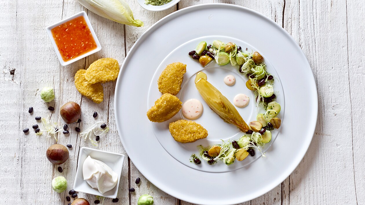 NoChicken Nuggets mit Sweet-Chili-Mayo, in Ahornsirup gegarten Chicorée, karamellisierten Maronen und Rosenkohl mit Schwarze-Bohnen-Dressing NoChicken Nuggets mit Sweet-Chili-Mayo, in Ahornsirup gegarten Chicorée, karamellisierten Maronen und Rosenkohl mit Schwarze-Bohnen-Dressing