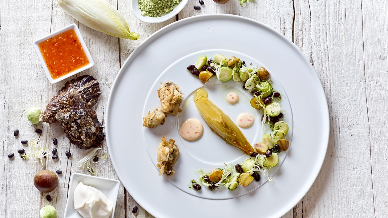 Austern-Tempura mit Sweet Chili-Mayo, in Ahornsirup gegarten Chicorée, karamellisierten Maronen und Rosenkohl mit Schwarze-Bohnen-Dressing –  