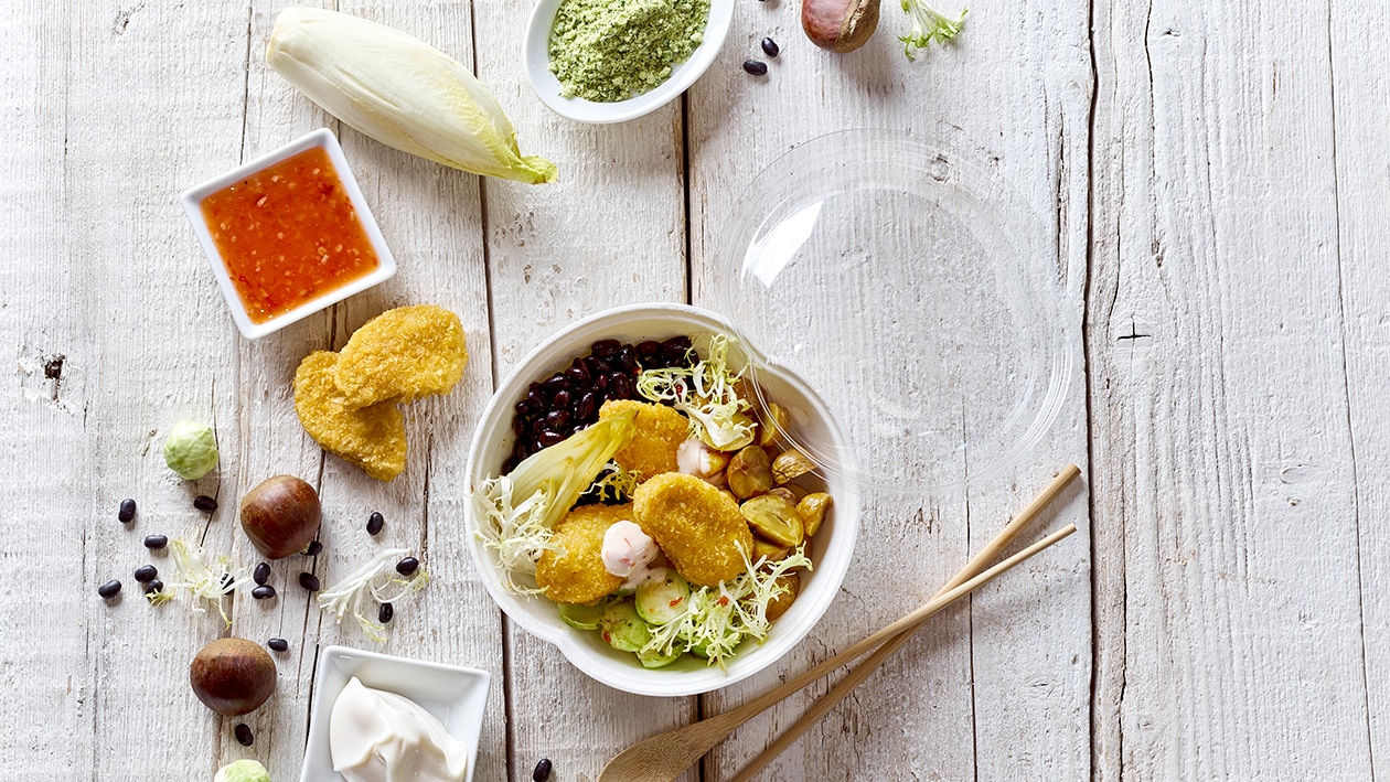 Bowl von Chicorée, Maronen, Rosenkohl und Schwarzen-Bohnen in Sweet-Chili Gartenkräuter Dressing und No Chicken Nuggets –  