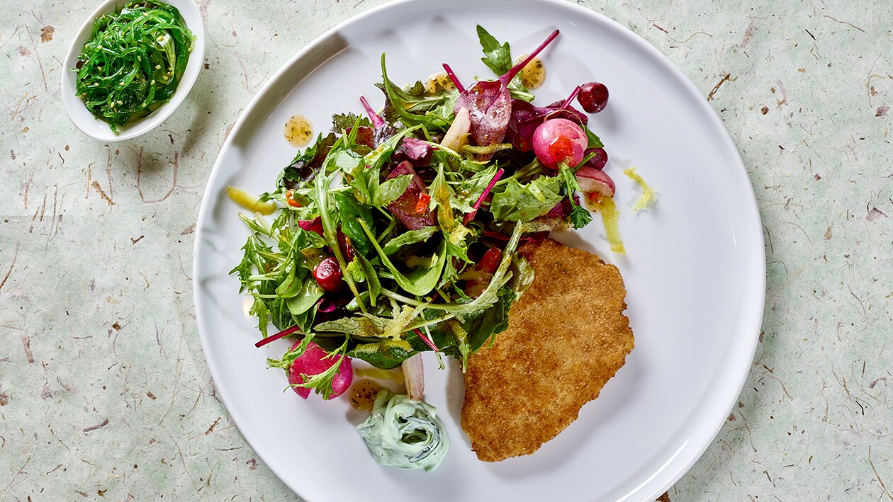 Veganes Schnitzel mit Sommersalat, Kirschen und gebratene Radieschen – Veganes Schnitzel mit Sommersalat, Kirschen und gebratene Radieschen –