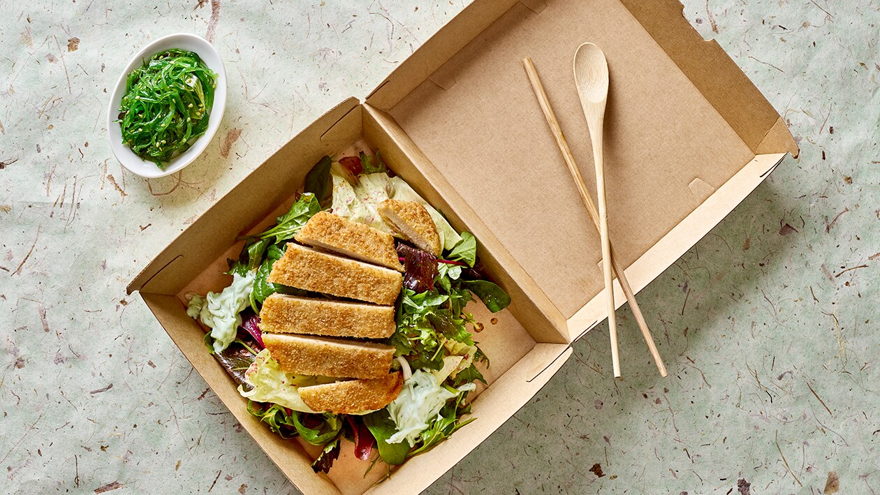 Große Salatschale mit veganen Schnitzelstücken und Lime-Wakame Dip – Große Salatschale mit veganen Schnitzelstücken und Lime-Wakame Dip –