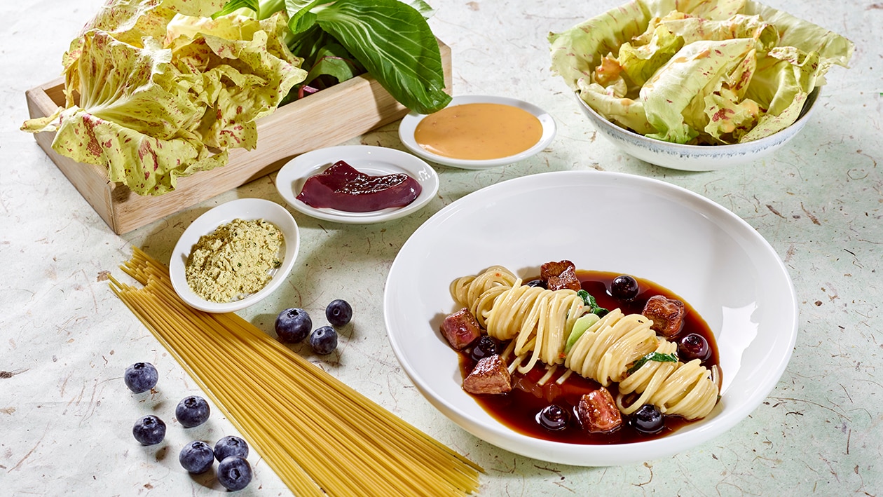 Spaghetti mit gebratener Kalbsleber, Mangold, Blaubeersauce und Salat von Castel Franco –  