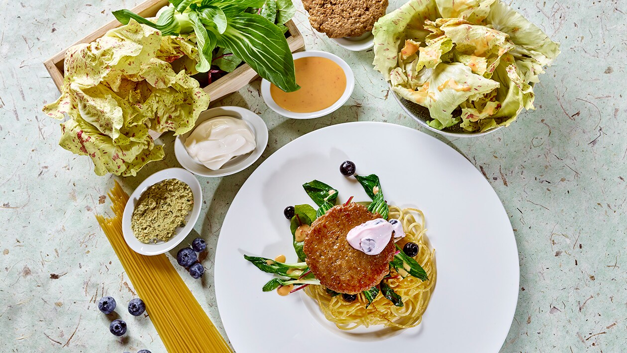 NoBeef Burger mit Nudel-Rösti, gestovten Mangold und Blaubeere Salat von Castel Franco NoBeef Burger mit Nudel-Rösti, gestovten Mangold und Blaubeere Salat von Castel Franco
