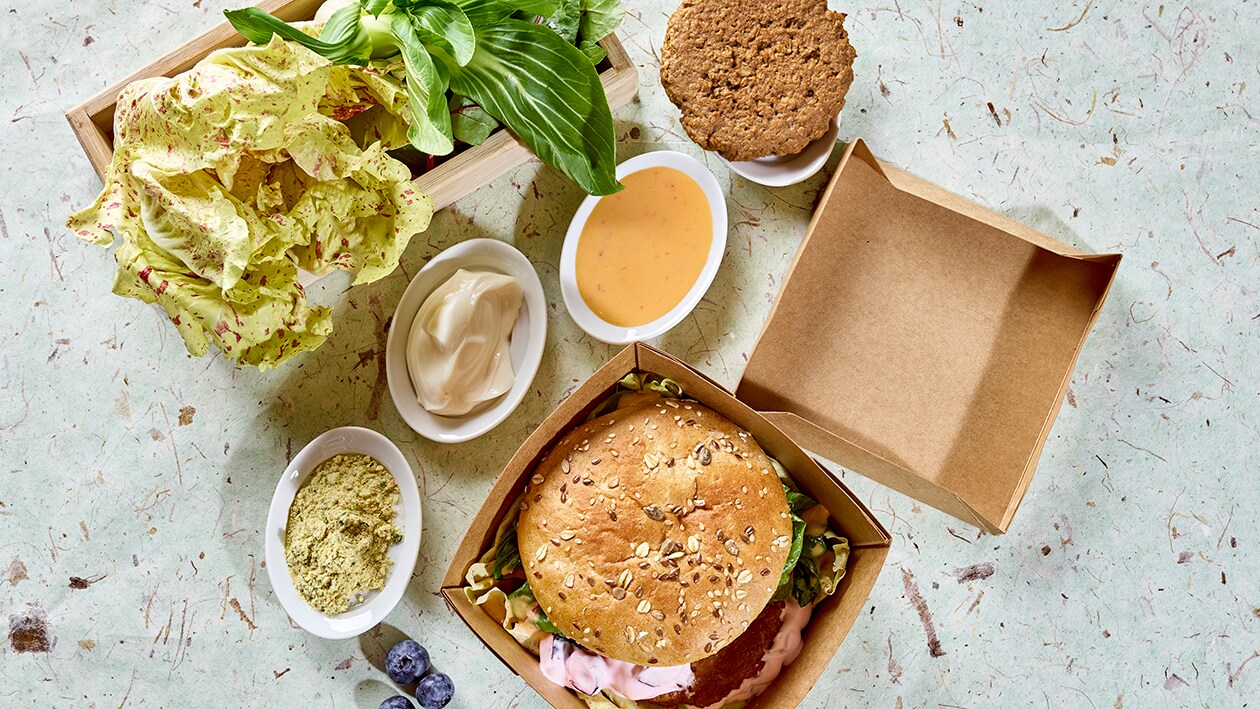 Veganer Burger, gebratener Mangold, Castelfranco und Blaubeeren-Mayo – Veganer Burger, gebratener Mangold, Castelfranco und Blaubeeren-Mayo –
