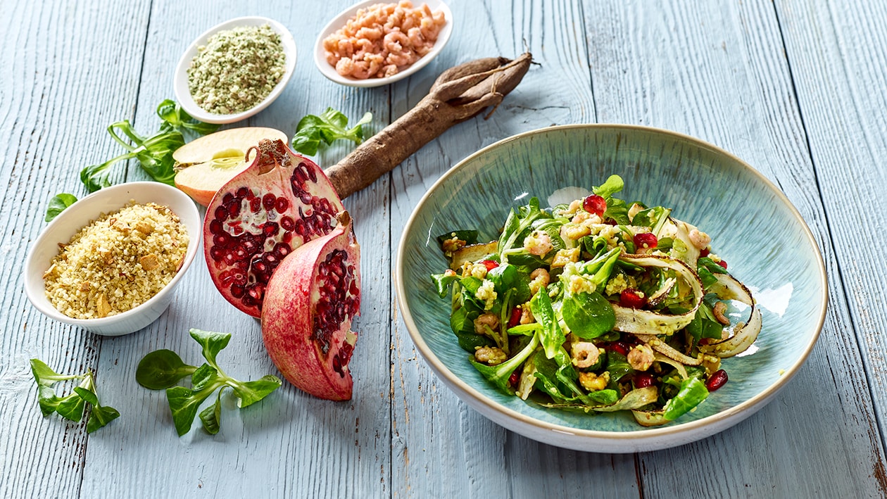 Feldsalat mit Nordseekrabben in Granatapfeldressing und Schwarzwurzel-Speck