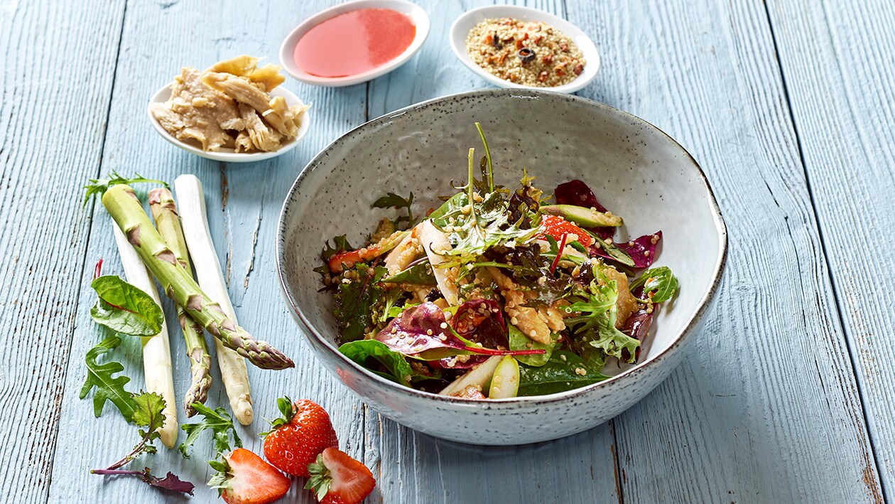 Quinoa-Spargelsalat mit Erdbeeren, Mizuna und No Chicken Chunks Quinoa-Spargelsalat mit Erdbeeren, Mizuna und No Chicken Chunks