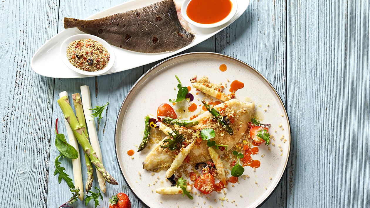 Maischolle mit gebratenem Spargel-Quinoa-Erdbeer Salat – Maischolle mit gebratenem Spargel-Quinoa-Erdbeer Salat –