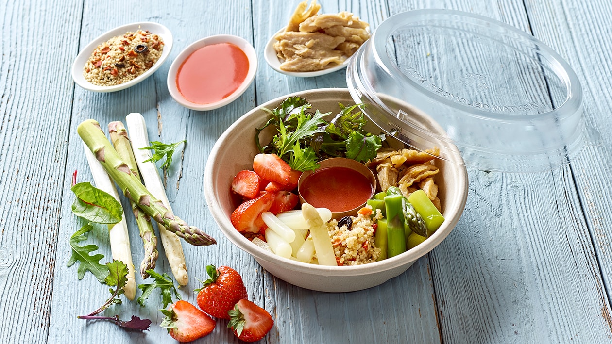 Quinoa Bowl mit Spargel, Erdbeeren und No Chicken Chunks –  