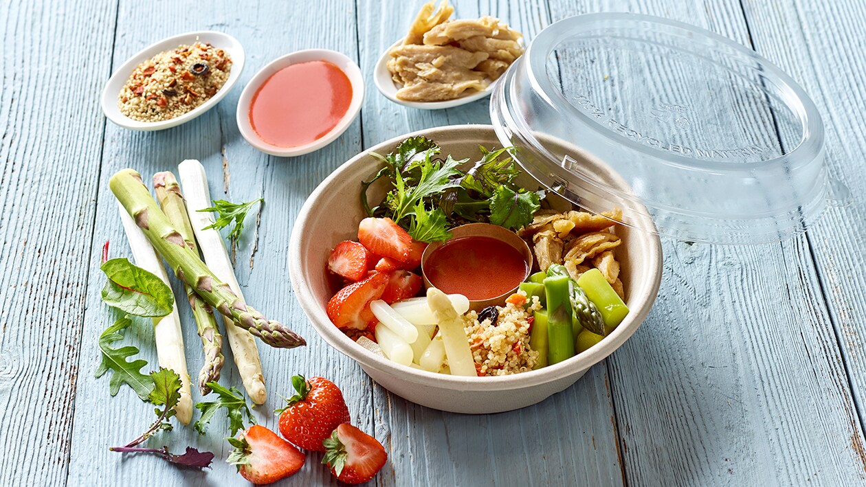 Quinoa Bowl mit Spargel, Erdbeeren und No Chicken Chunks – Quinoa Bowl mit Spargel, Erdbeeren und No Chicken Chunks –