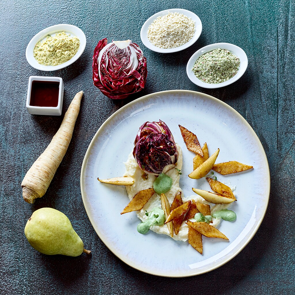 Petersilienwurzel in zwei Texturen, gegrillte Birne und Radicchio Petersilienwurzel in zwei Texturen, gegrillte Birne und Radicchio