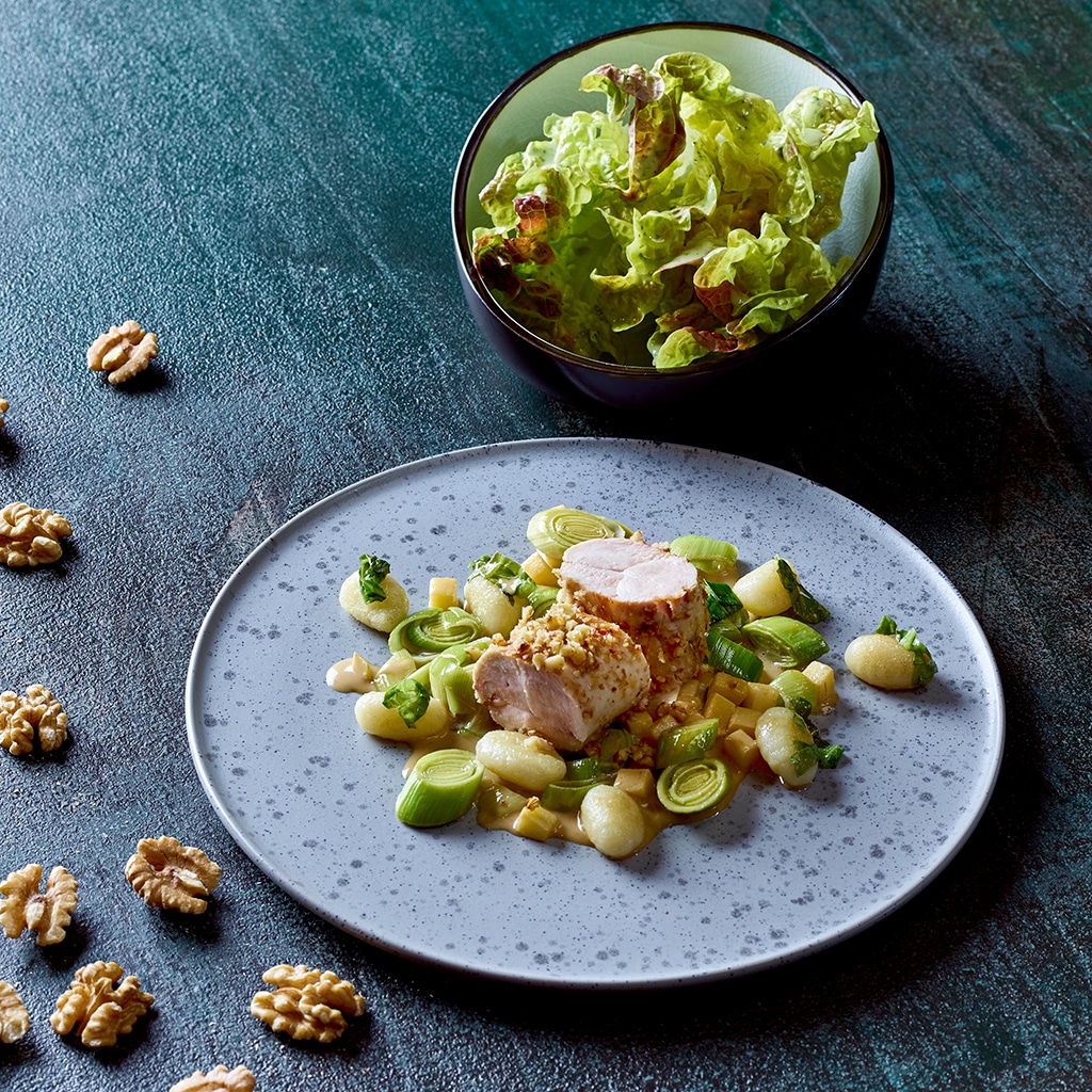 Hähnchenbrust mit Wallnusskruste, cremiges Porree-Quittengemüse mit Gnocchi und Eichblatt Hähnchenbrust mit Wallnusskruste, cremiges Porree-Quittengemüse mit Gnocchi und Eichblatt