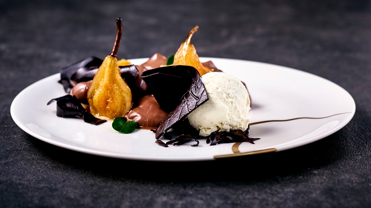 Carte D’Or Vanille// pochierte Birne/ Mandelkuchen und Schokoladenmantel