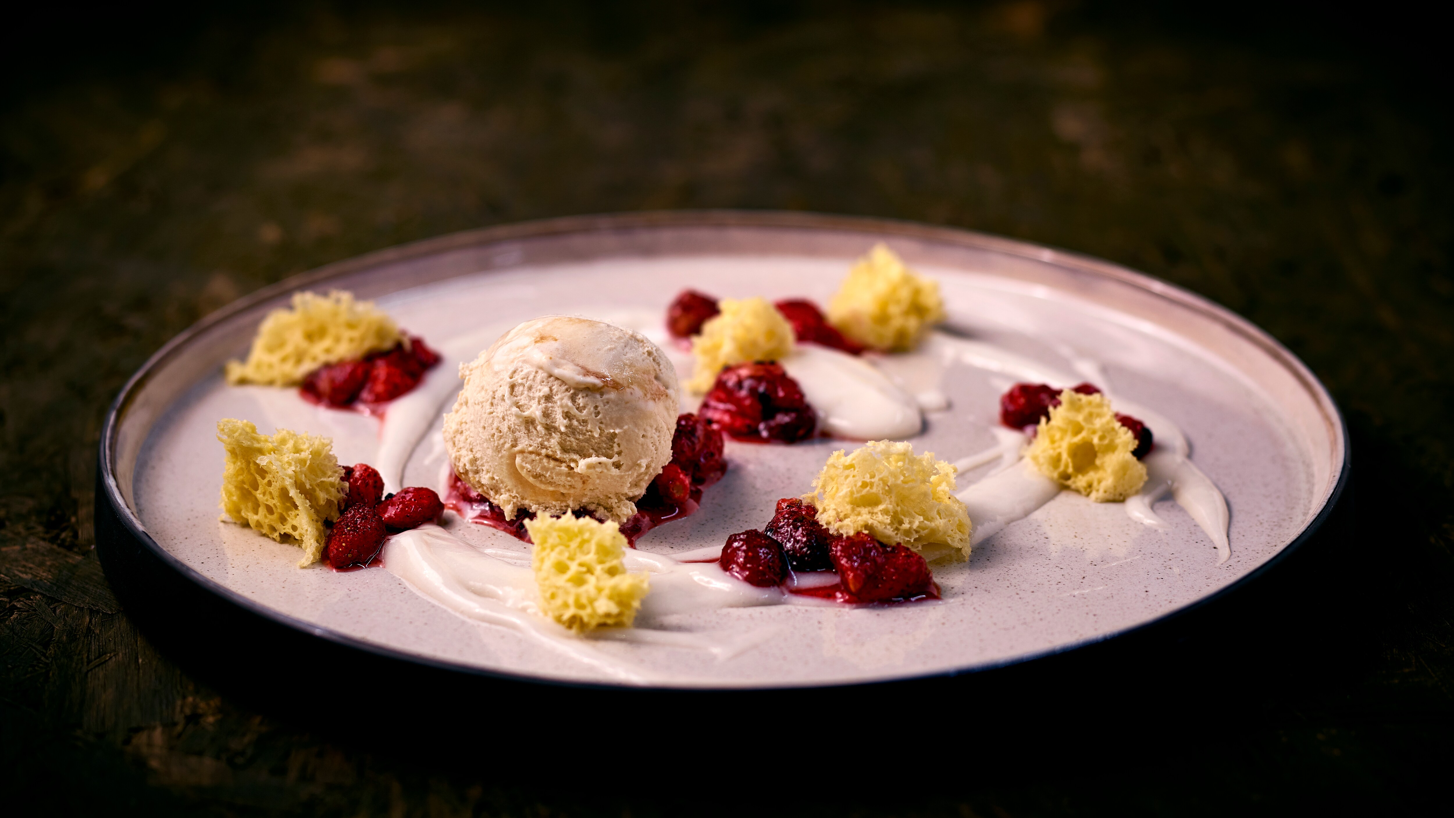 Sojamilch// Honigbrot// Erdbeeren und Carte D’Or Toffe vegan – Sojamilch// Honigbrot// Erdbeeren und Carte D’Or Toffe vegan –