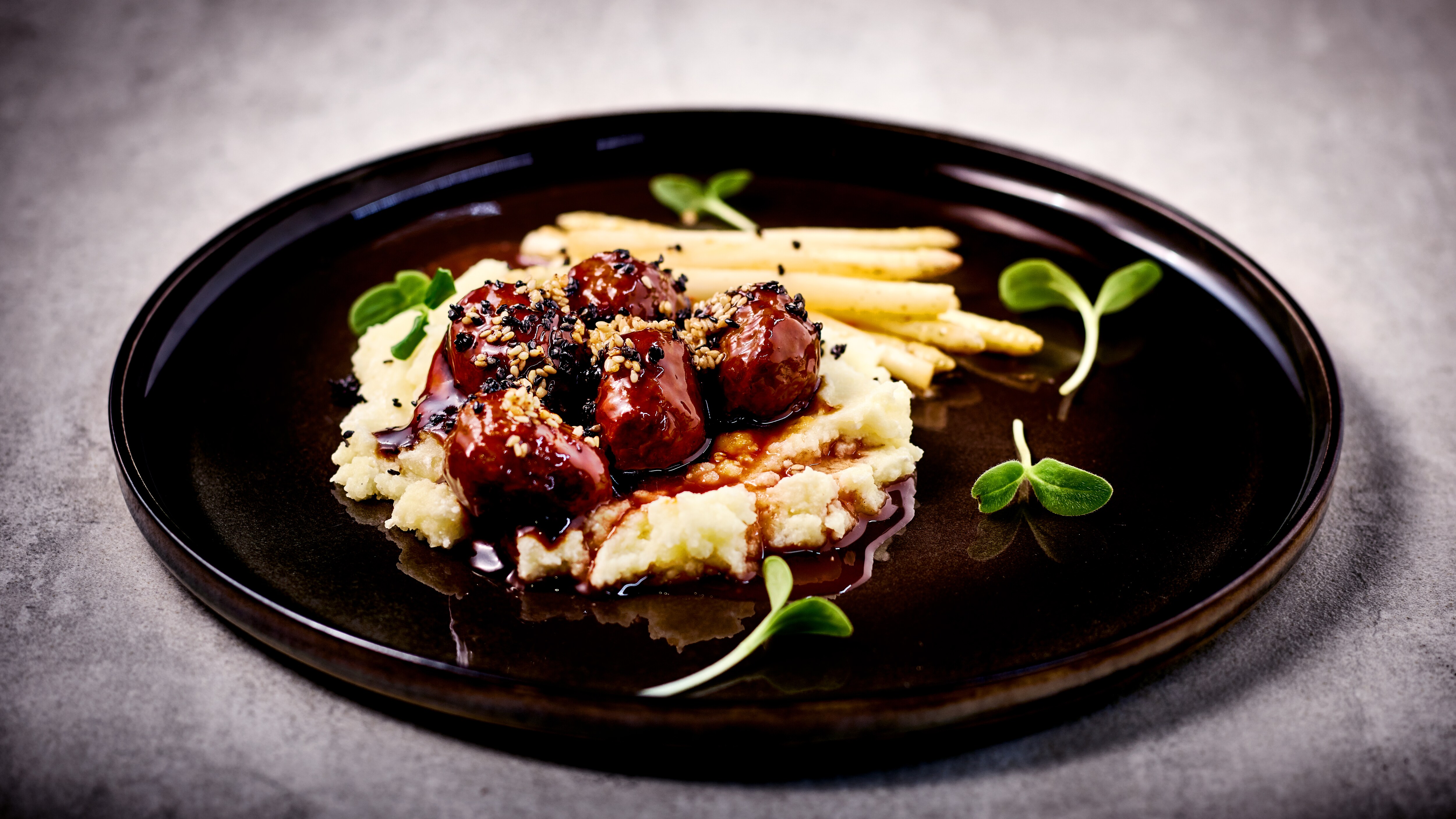 Malz-Pampelmuse-Teriyaki-Balls / Gepickelter Tonkabohnen Spargel /Sauerrahm Püree / Portwein-Jus –  