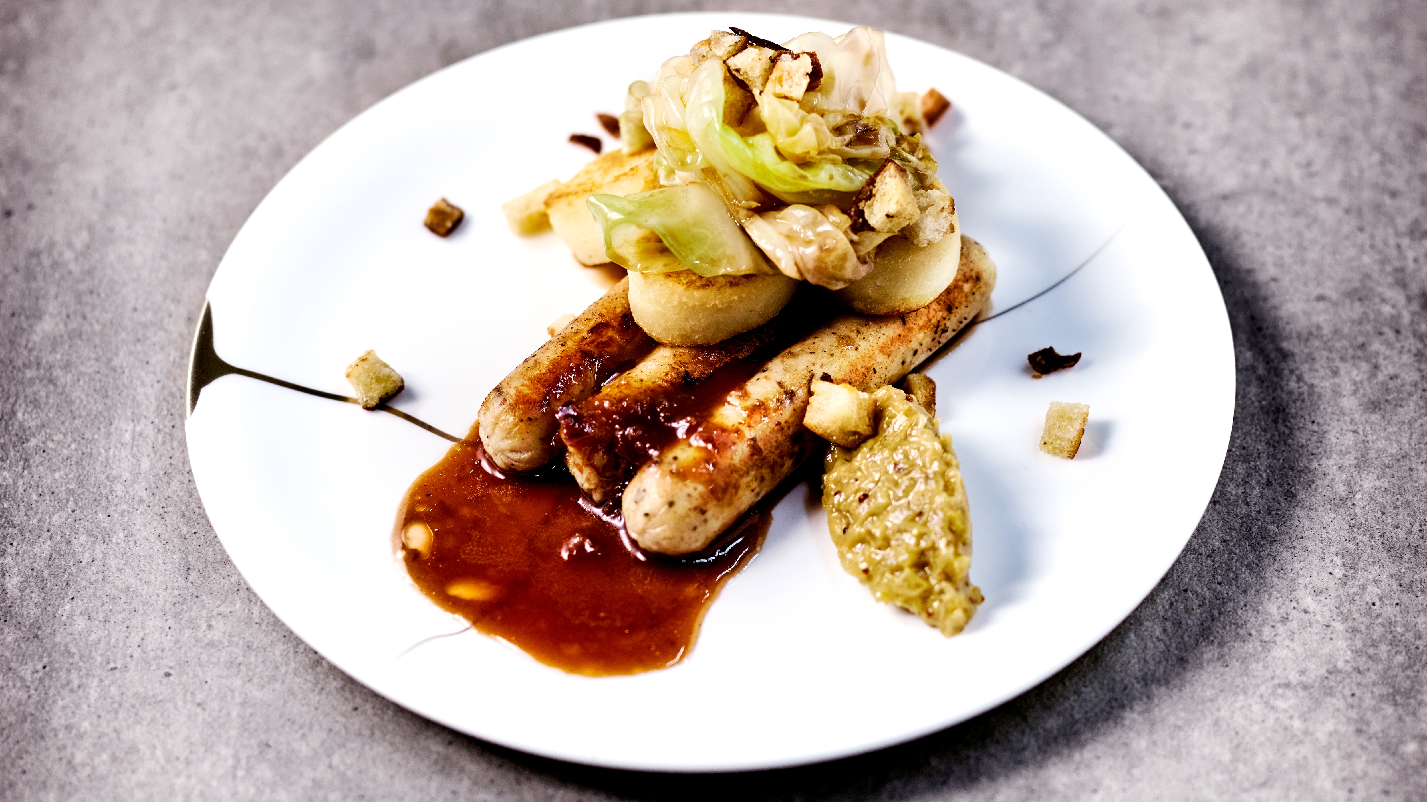 Senf-Zwiebel-Gin-Marmelade / Little Willis / Geflämmter Spitzkohl / Kartoffel-Juzo Taler / Vegan Jus Senf-Zwiebel-Gin-Marmelade / Little Willis / Geflämmter Spitzkohl / Kartoffel-Juzo Taler / Vegan Jus