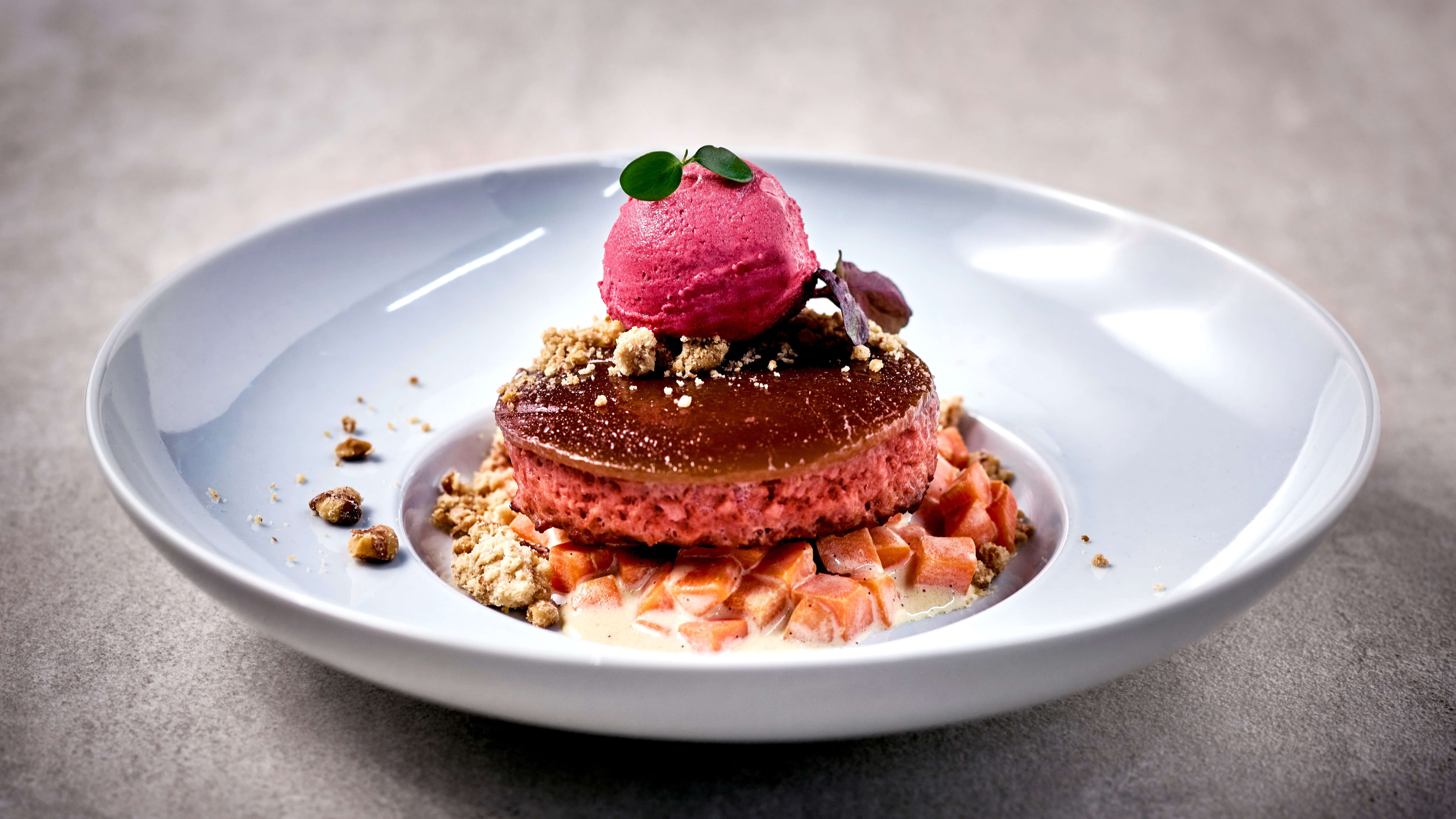 RawBurger mit Wildgewürz / Rahm-Karotten / Carte D'Or Johannisbeer-Sorbet RawBurger mit Wildgewürz / Rahm-Karotten / Carte D'Or Johannisbeer-Sorbet