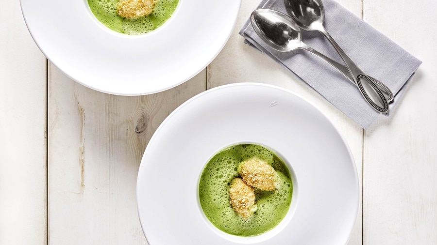 Spinatcremesuppe mit Amaranth-Walnuss-Grießklößchen