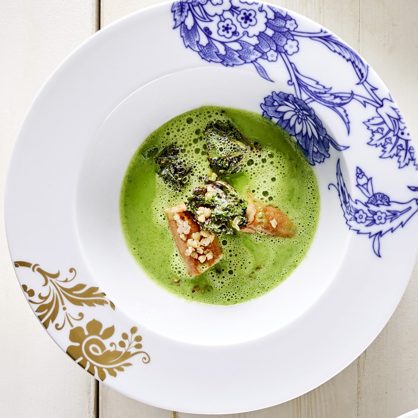 Samtsuppe vom Winter-Grünkohl mit geräucherter veganer Wurst