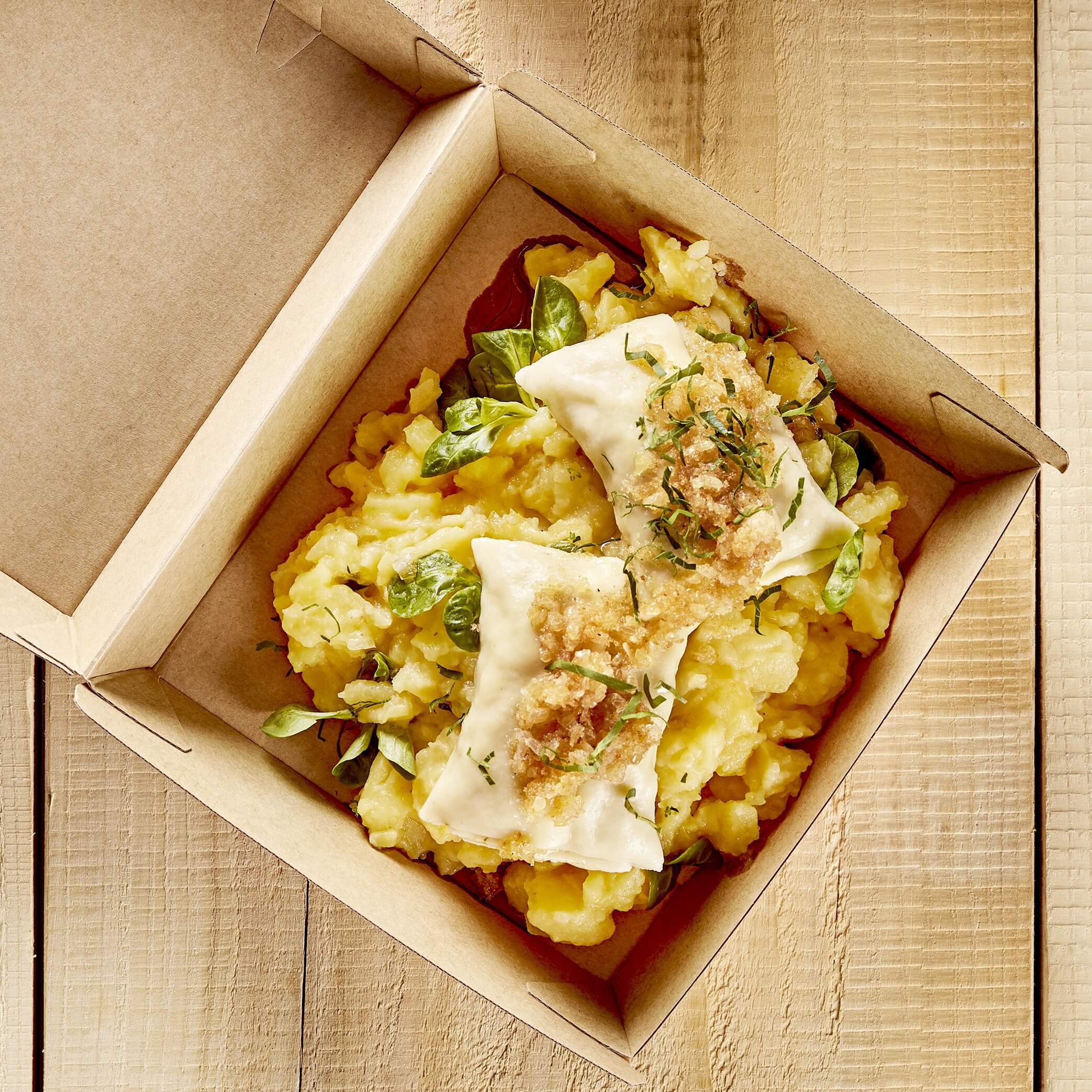 Maultasche, geschmelzten Zwiebeln mit lauwarmen Kartoffel-Feldsalat Maultasche, geschmelzten Zwiebeln mit lauwarmen Kartoffel-Feldsalat