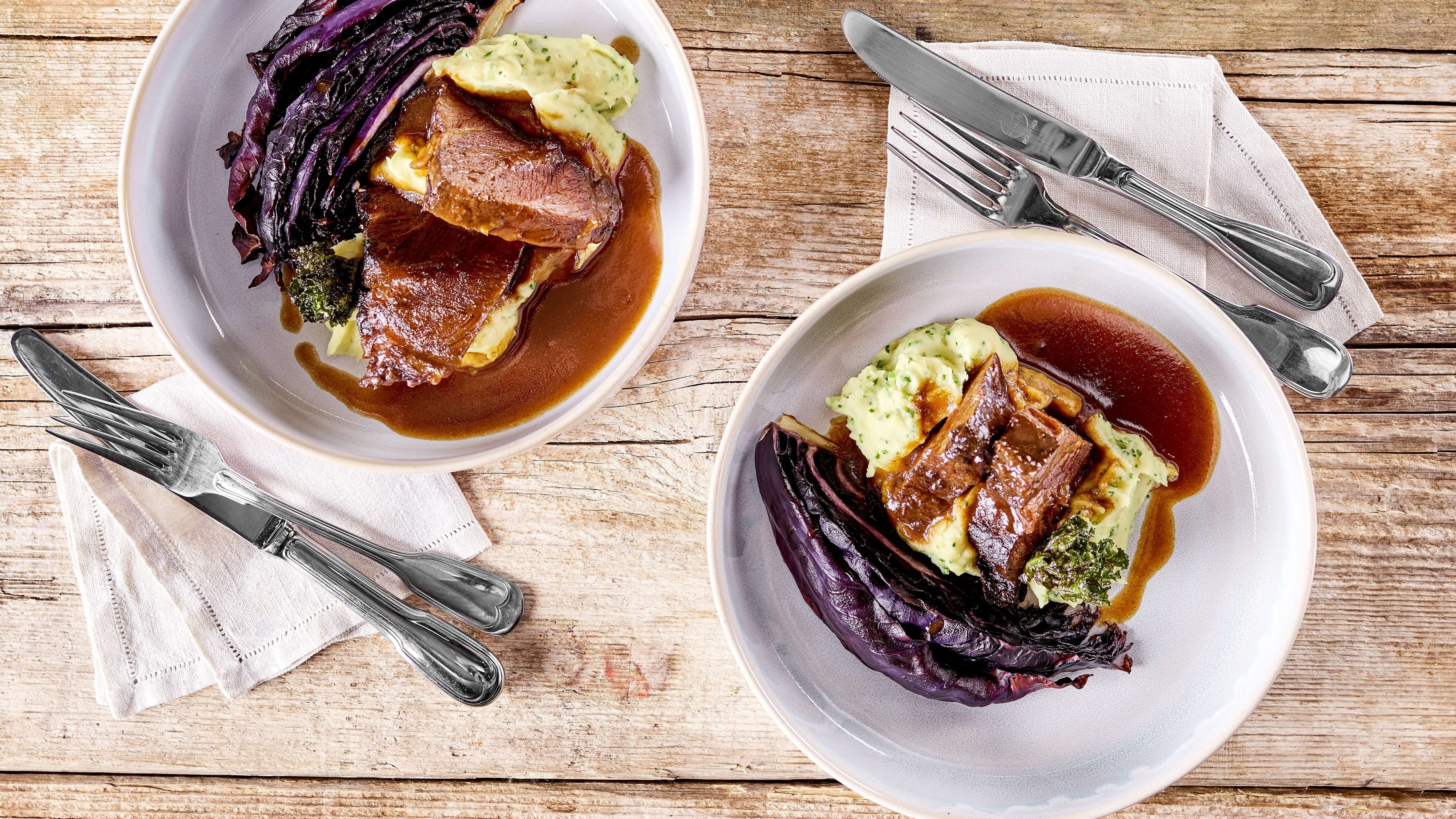 Rinderbäckchen mit gerösteten Rotkohl und Schnittlauch-Püree – Rinderbäckchen mit gerösteten Rotkohl und Schnittlauch-Püree –