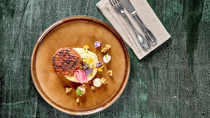 Raw NoBeef Burger, Kartoffel, Blumenkohl, Trüffel und Ringelbeete Raw NoBeef Burger, Kartoffel, Blumenkohl, Trüffel und Ringelbeete