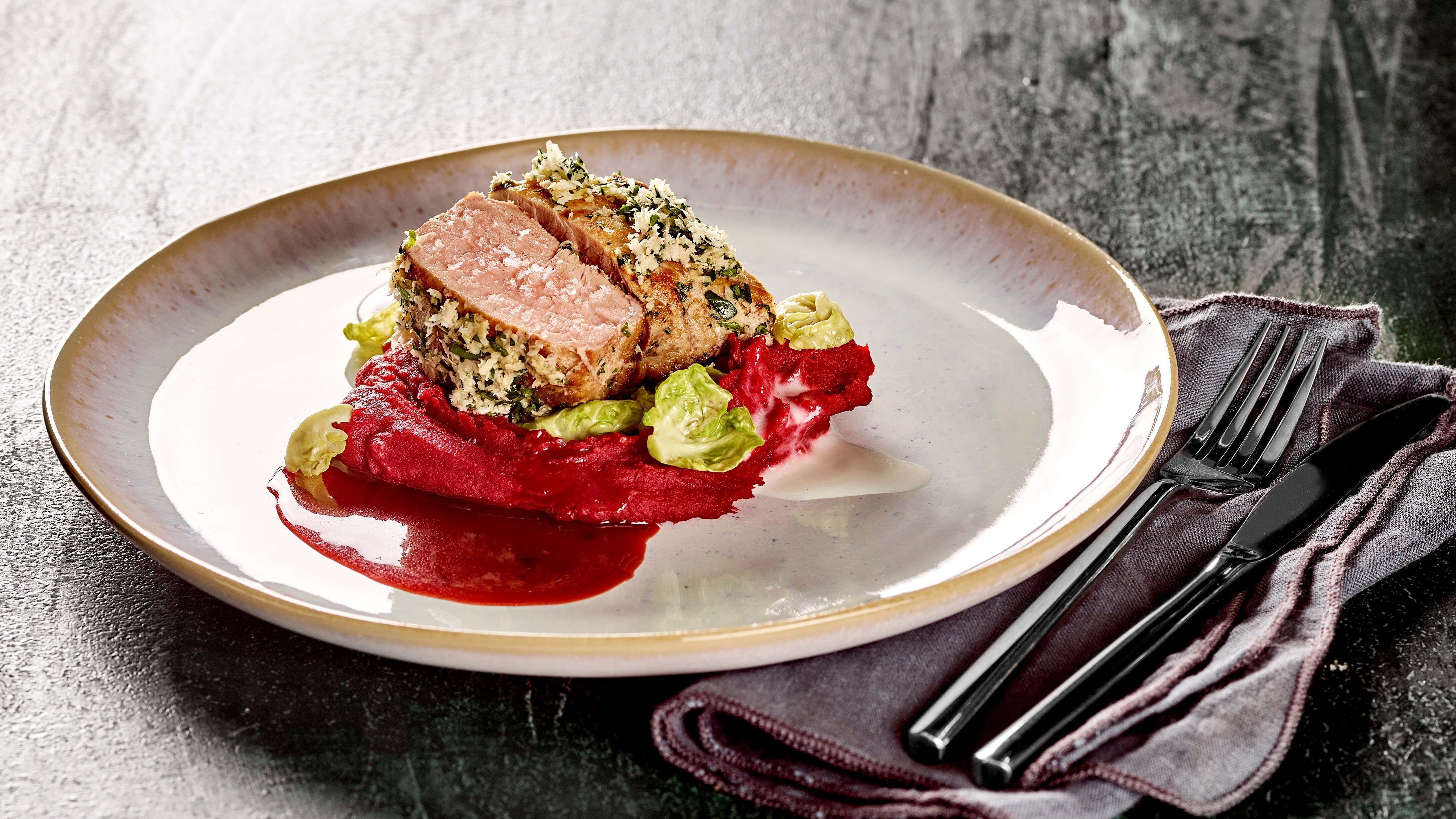 Rote Beete Püree, Schweinefilet und Meerrettich Rote Beete Püree, Schweinefilet und Meerrettich