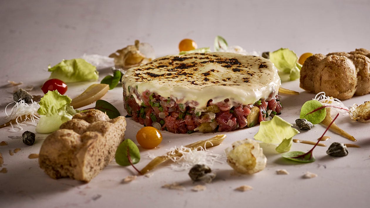 Rindertatar mit Parmesan Sauce, Salat &amp; Schwarzbrot-Flan