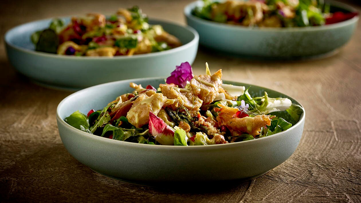 Herbstliche Blattsalate mit Kakai, Avocado, Erdnuss und mariniert gerösteten Pflanzenproteinen – Herbstliche Blattsalate mit Kakai, Avocado, Erdnuss und mariniert gerösteten Pflanzenproteinen –
