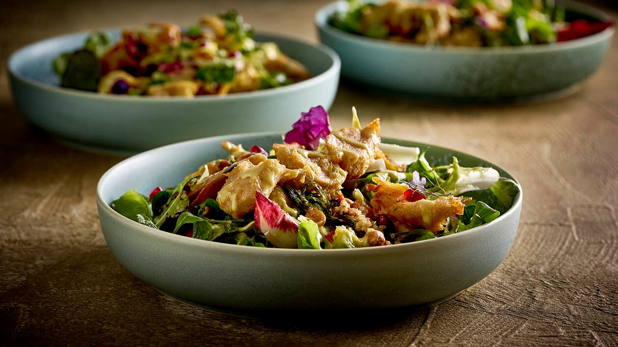 Herbstliche Blattsalate mit Kakai, Avocado, Erdnuss und mariniert gerösteten Pflanzenproteinen –  