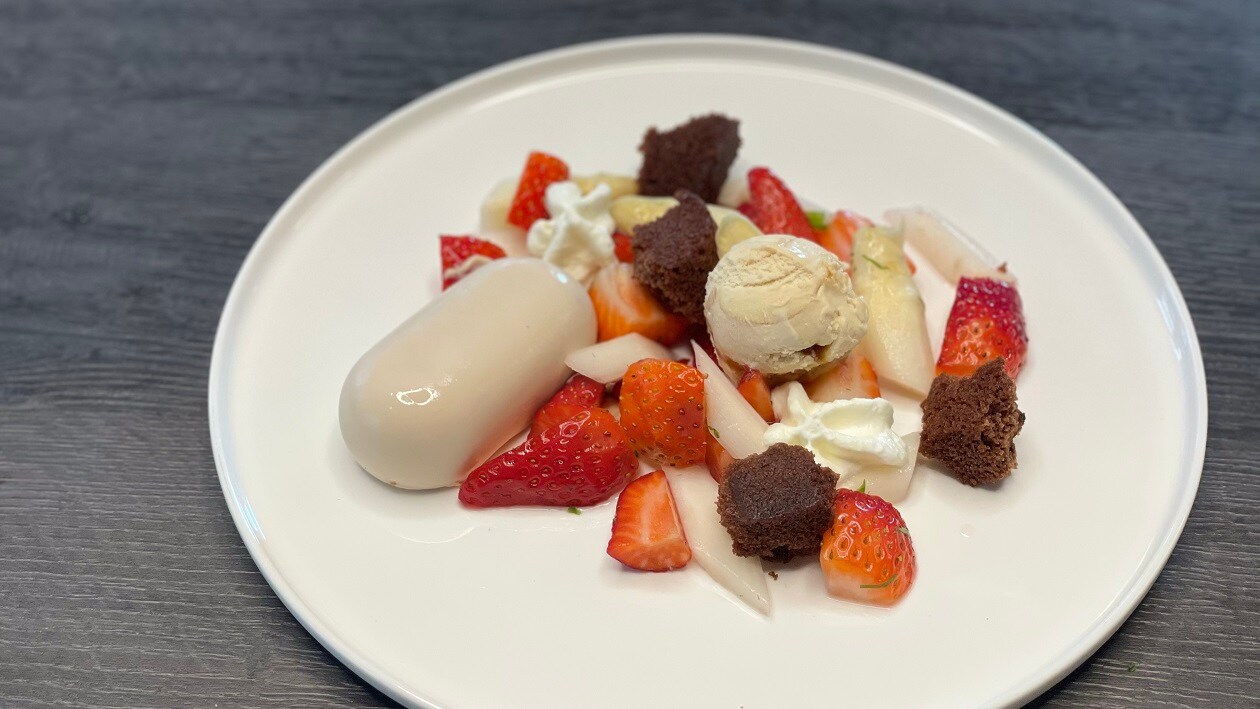 Erdbeer- Spargelsalat mit gerupftem Schokokuchen und Panna Cotta – Erdbeer- Spargelsalat mit gerupftem Schokokuchen und Panna Cotta –