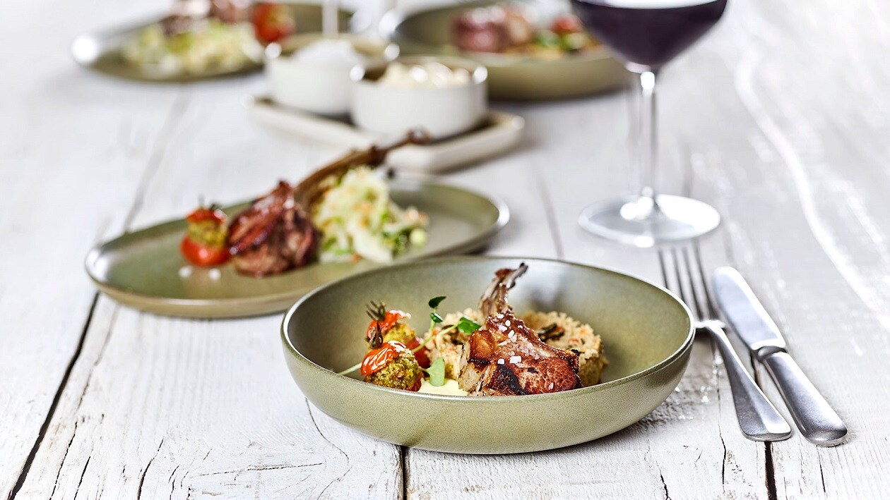 Lammkoteletts an Brunnenkresse Hollandaise Cous-Cous und Fenchelsalat – Lammkoteletts an Brunnenkresse Hollandaise Cous-Cous und Fenchelsalat –