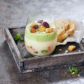 2 Farbige Spargelsuppe mit Spargel Brot 2 Farbige Spargelsuppe mit Spargel Brot